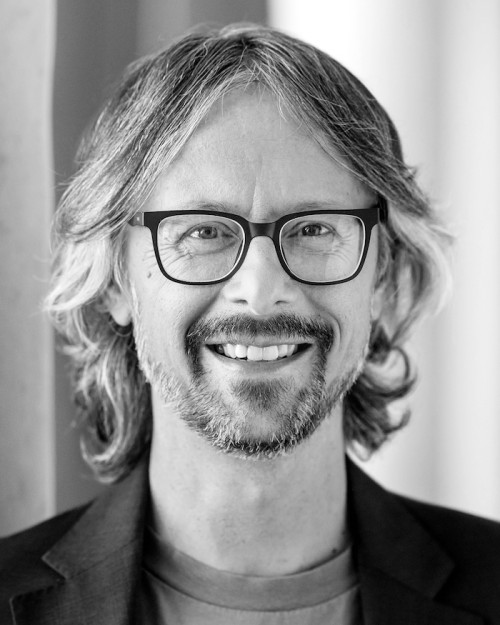 schwarz.weißes Portrait vom lachenden Prof. Dr. Matthias Hollick